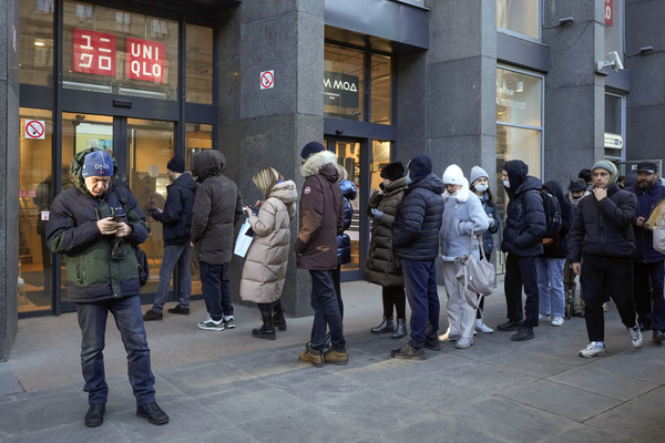 지난 10일(현지시간) 러시아 제2 도시 상트페테르부르크의 한 유니클로(일본 패션브랜드) 매장 앞에 시민들이 줄지어 서 있다. 당초 방침과 달리, 유니클로도 ‘러시아 보이콧’에 동참하기로 했다. /AP=연합