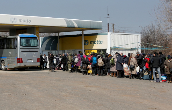우크라이나 마리우폴을 떠나는 주민들. /로이터=연합