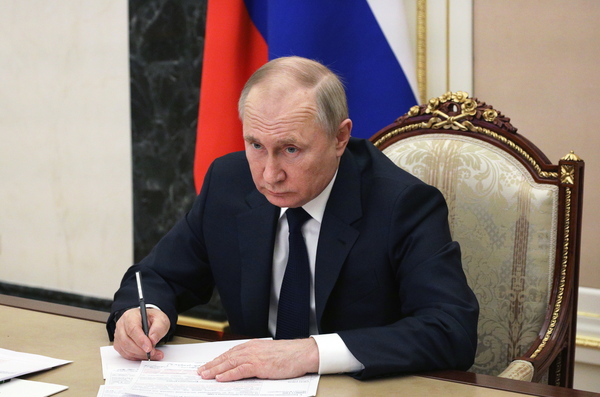 블라디미르 푸틴 러시아 대통령이 지난 10일(현지시간) 모스크바 크렘린궁에서 화상을 통해 각료회의를 주재하고 있다. 이날 회의에서 우크라이나 침공에 따른 서방권의 초강력 제재 대처 방안이 논의됐다. /EPA=연합