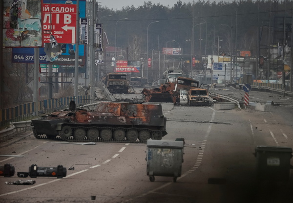 우크라 키이우 인근에 방치된 러시아군 장갑차. 우크라이나 수도 키이우(키예프) 인근의 전선에 29일(현지시간) 러시아군 장갑차와 차량 잔해들이 방치돼 있다. /로이터=연합