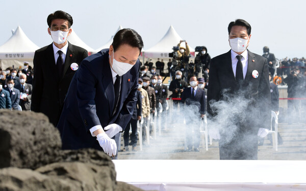 윤석열 대통령 당선인이 3일 제주 4·3평화공원에서 열린 제74주년 4·3희생자 추념식에서 분향하고 있다. /인수위사진기자단