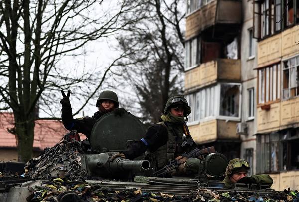 2일(현지시간) 우크라이나 수도 키이우(키예프) 외곽 부차에서 장갑차를 타고 시내로 진입하는 우크라이나 병사가 손가락으로 승리의 상징인 ‘V’자를 그려 보이고 있다. /로이터=연합