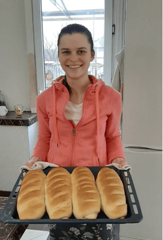 키릴루크의 자녀 한 명이 오븐에서 빵을 꺼내고 있다. 그들은 하루에 빵을 160덩이까지 만들었다. /한국순교자의소리