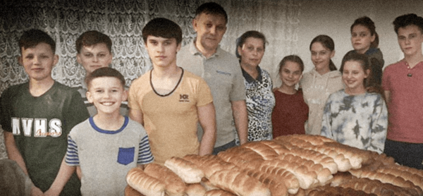 ​우크라이나의 키릴루크 부부와 가족들, 그리고 그들이 구운 빵들. /한국순교자의소리