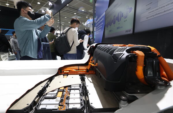 지난달 17일 서울 강남구 코엑스에서 열린 배터리 전문 전시회 ‘인터배터리 2022’를 찾은 관람객들이 전기자동차용 배터리를 살펴보고 있다. /연합
