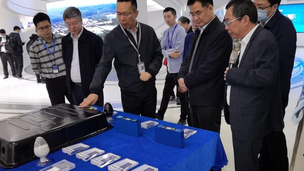 지난해 중국에서 열린 배터리 전시회에서 CATL 관계자가 자사의 LFP 배터리를 설명하고 있다. /CATL