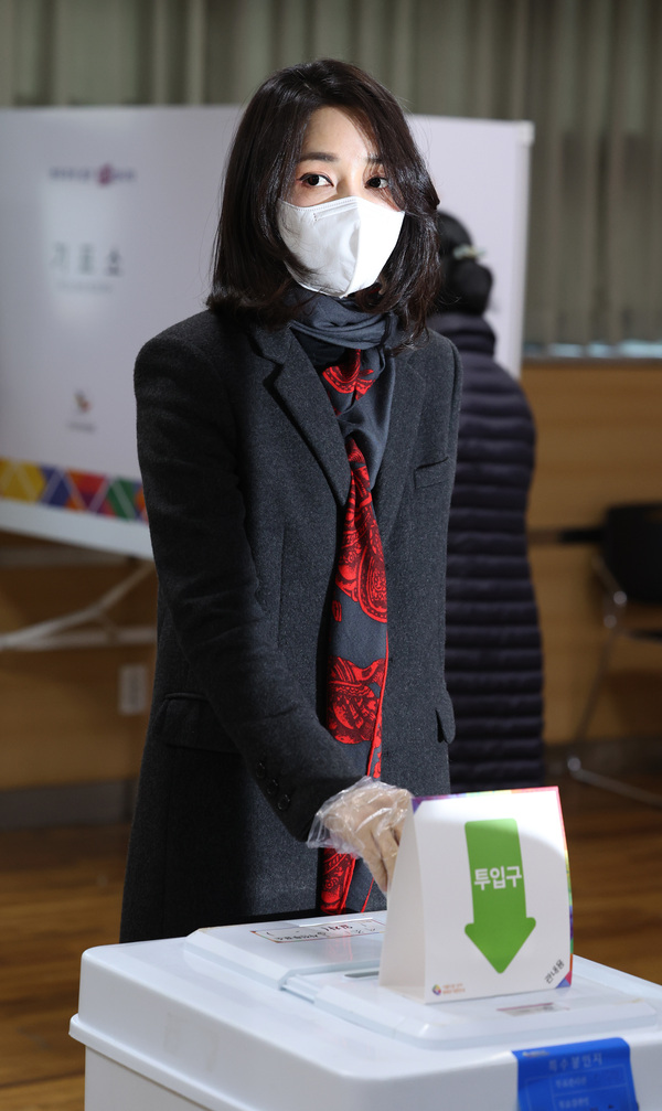 국민의힘 윤석열 대선후보의 부인 김건희씨가 3월 4일 서초1동 주민센터에 마련된 제20대 대선 사전투표소에서 투표를 하고 있다. /연합