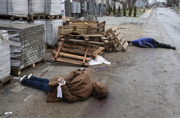 지난 3일(현지시간) 우크라이나 수도 키이우(키예프) 외곽 소도시인 부차 거리에 민간인 희생자 시신이 방치돼 있다. 러시아군이 한 달 넘게 점령했다가 퇴각한 부차 거리 곳곳에 민간인 복장의 시신들이 다수 발견되고 있다. /EPA=연합