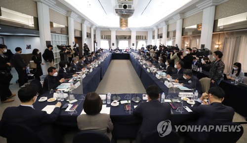 5일 서울시 중구 한국프레스센터에서 2022년 최저임금위원회 1차 전원회의가 열리고 있다. /연합