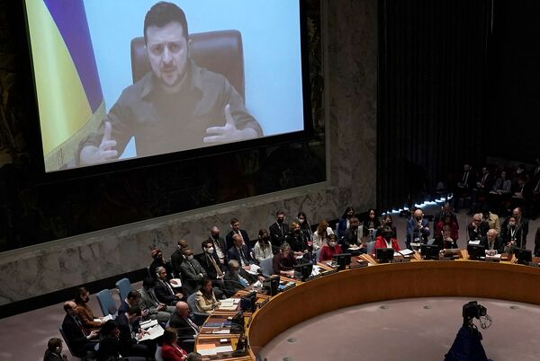 볼로디미르 젤렌스키(화면) 우크라이나 대통령이 5일(현지시간) 미국 뉴욕 유엔본부의 안전보장이사회(안보리)에서 화상 연설하고 있다. ‘부차 학살’ 등을 언급하며 러시아의 유엔 안보리 퇴출을 요구했다. /AFP=연합
