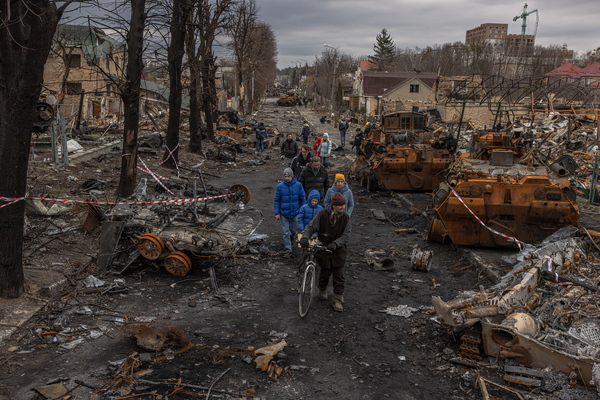 6일(현지시간) 주민들이 우크라이나 부차 지역에서 파괴된 러시아 군용차량이 즐비한 거리를 지나가고 있다. /EPA=연합