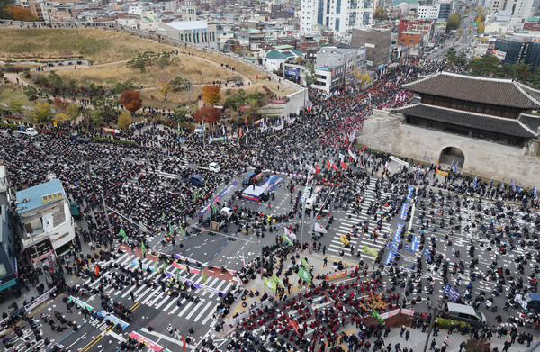 지난해 11월 13일 오후 서울 동대문 흥인지문 교차로에서 열린 전국노동자대회. /연합