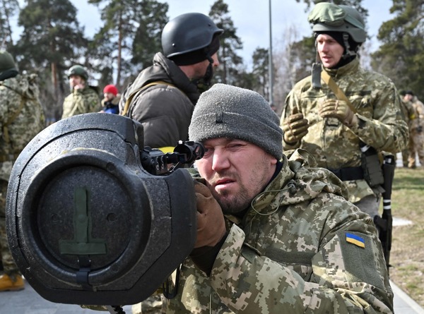 지난달 9일(현지시간) 러시아의 우크라이나 침공이 진행 중인 키예프에서 우크라이나 영토 방어군 대원들이 대전차 시스템 및 휴대용 대전차 유탄 발사기를 포함한 새로운 장비들을 점검중인 모습. /연합