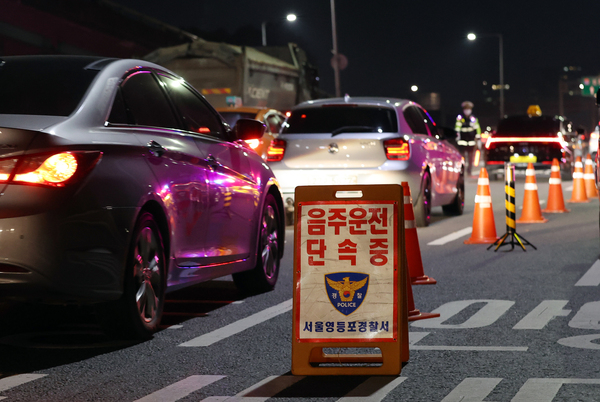 한국교통안전공단이 렌터카 음주운전 사고의 근절을 위해 음주운전 방지 장치가 부착된 렌터카의 시범 운영을 추진한다. /연합