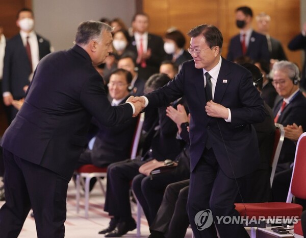 문재인 대통령이 2021년 11월 3일 헝가리 부다페스트에서 열린 한-비세그라드 그룹(V4, 헝가리·폴란드·체코·슬로바키아) 비즈니스 포럼에서 빅토르 오르반 헝가리 총리와 악수하고 있다. /연합