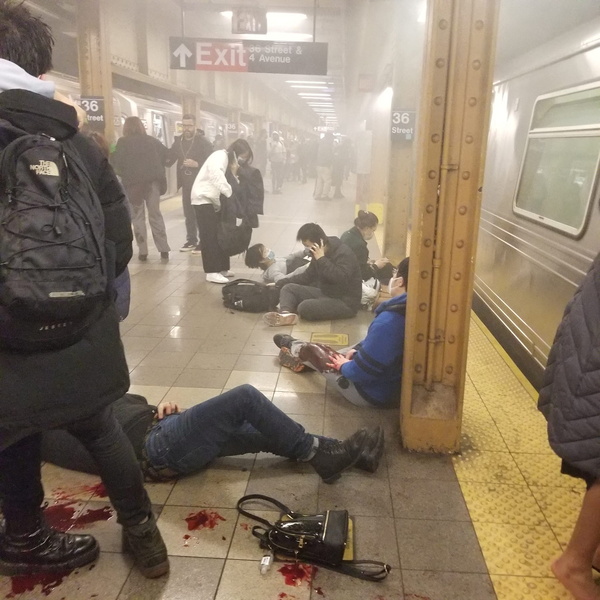 12일(현지시간) 무차별 총격 사건이 벌어진 전동차가 정차한 미국 뉴욕시 브루클린 36번가 지하철역 승강장 바닥에 부상한 승객들이 누워 있다. /아르멘 아르메니안 소셜 미디어 동영상 캡처