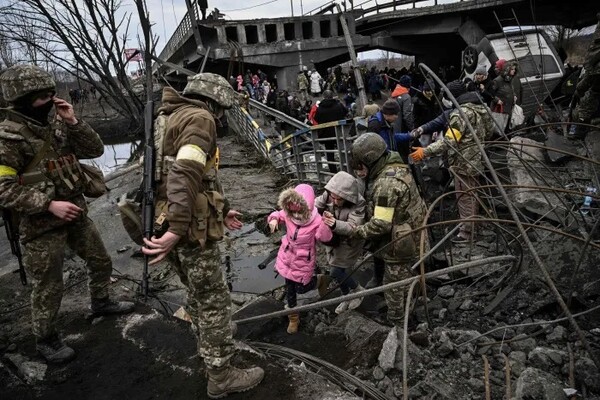 지난 3월 폭격으로 파괴된 키이우 북부의 도시 이르핀에서 피란민 아이가 무너진 다리를 건너고 있다. /AFP=연합