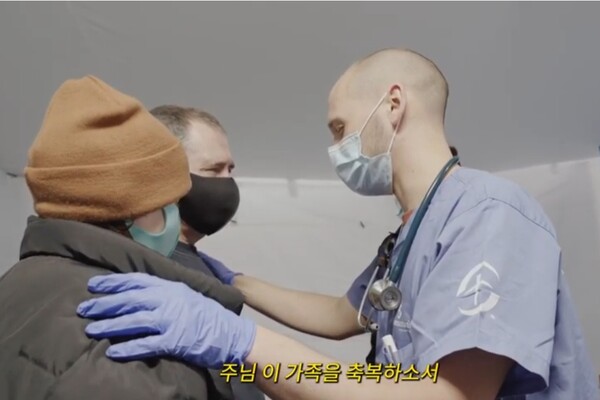 우크라이나 난민들을 치료한 후 기도해 주고 있는 사마리안퍼스 파견 의사. /사마리안퍼스 유튜브 캡처