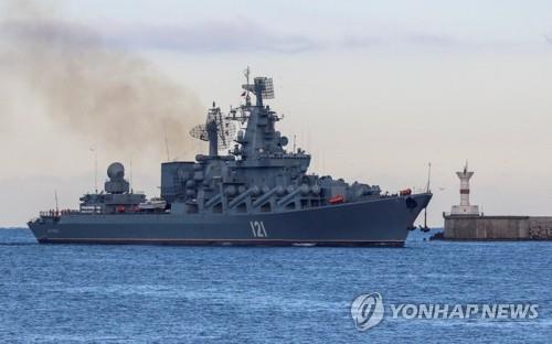 러시아 해군의 유도미사일 순양함 '모스크바호'가 지난해 11월 흑해에서 북대서양조약기구(NATO·나토) 소속 군함 추적 임무를 마친 후 크림반도 세바스토폴 항구로 입항하고 있는 모습. /연합