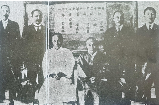 서울 YMCA에서 같이 일하게 된 옥중 동지들과 귀국 직후 찍은 사진. 왼쪽부터 김정식, 안국선, 이상대, 이원긍, 김린, 이승만이다.