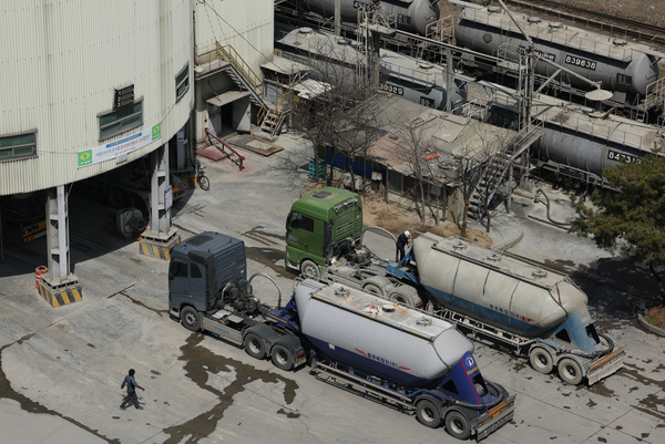국제 유연탄 가격 급등으로 건설업계의 귀한 몸이 된 시멘트가 가격인상 열차에 올라탔다. 17일 서울시내의 한 시멘트공장에 시멘트 수송용 트럭과 열차가 세워져 있다. /연합