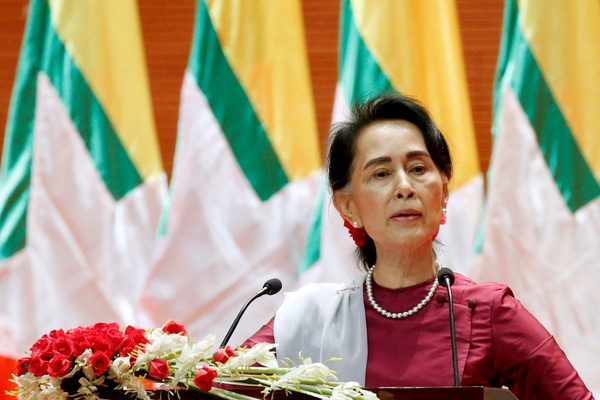 미얀마 쿠데타 군사정권이 지난 1월 10일 아웅산 수치(76) 국가고문에게 4년 징역형을 추가로 선고해 전체 형량이 6년으로 늘어났다. 특히 뇌물수수 등 나머지 10여개 혐의에 대해서도 유죄가 인정되면 형량 100년을 넘어설 수 있다. /로이터=연합
