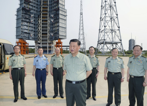 시진핑 중국 국가주석이 지난 12일 남부 하이난성에 위치한 원창 우주발사장을 시찰하고 있다. 시 주석은 이 자리에서 연내 완성을 목표로 하는 우주정거장(톈궁·天宮) 건설 작업을 독려했다. /신화=연합