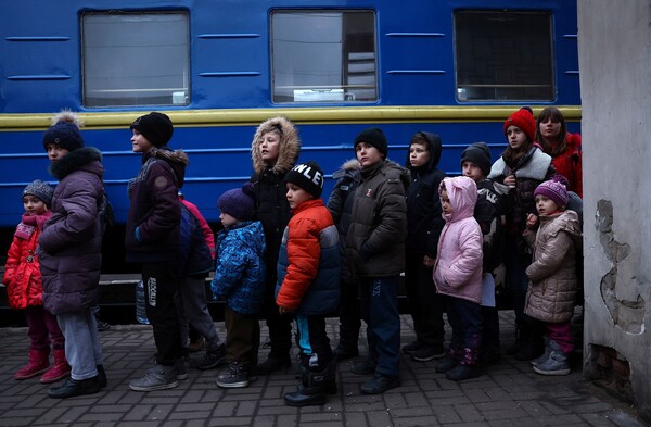 우크라이나 한 고아원에서 대피한 어린이들이 기차역에서 대기하고 있는 모습. /로이터=연합