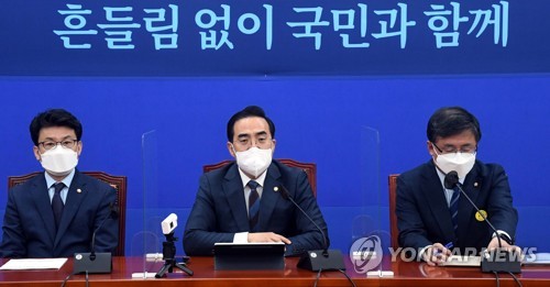 더불어민주당 박홍근 원내대표가 21일 국회에서 열린 정책조정회의에서 발언하고 있다. /연합