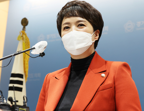 국민의힘 6·1 지방선거 경기지사 후보로 선출된 김은혜 의원이 22일 오전 경기도 수원시 경기도의회에서 기자회견을 하고 있다. /연합