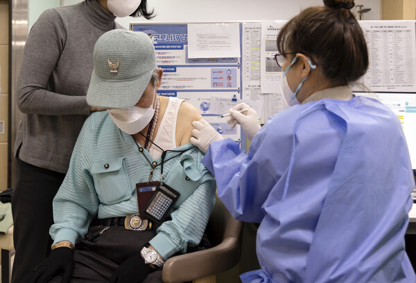 60세 이상 고령층을 대상으로 한 코로나19 백신 4차 접종이 시작된 14일 오후 서울의 한 의료기관에서 한 어르신이 4차 백신을 맞고 있다. /연합
