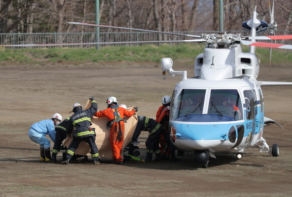 일본 홋카이도섬 우토로에서 24일 구조대원들이 해양 순시선 헬리콥터로 이송돼온 침몰 관광선 탑승자를 구급차로 옮기고 있다. 전날 홋카이도 시레토코반도 앞바다에서 26명이 탄 관광선이 침몰했다. /EPA·지지통신=연합