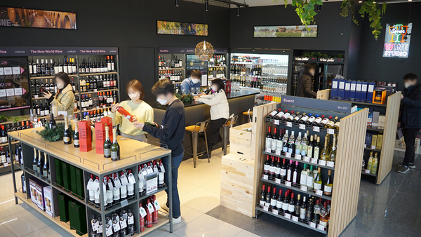 주류 특화형 매장은 최근 편의점업계의 가장 핫한 테마다. 세븐일레븐의 와인 전문 콘셉트 매장 ‘와인스튜디오’ 서울 KT강남점 모습. /세븐일레븐