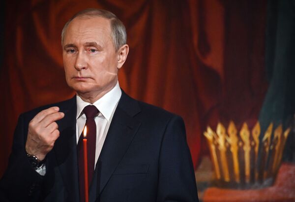 러시아의 우크라이나 동부 돈바스 지역 공세가 이어지는 가운데, 블라디미르 푸틴 러시아 대통령이 23일(현지시간) 모스크바의 정교회 대성당 부활절 미사에 참석해 성호를 긋고 있다. /AFP=연합
