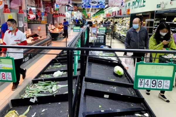 텅 빈 야채 판매대. 코로나19로 도시가 봉쇄될지 모른다는 공포감이 커지고 있는 중국 베이징 차오양구에서 지난 24일 한 슈퍼마켓의 야채 판매대가 사재기 현상으로 인해 텅 비어 있다. /로이터=연합
