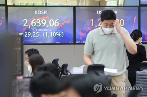 코스피가 1% 넘게 하락한 27일 오후 서울 중구 하나은행 딜링룸에서 직원들이 업무를 보고 있다. /연합