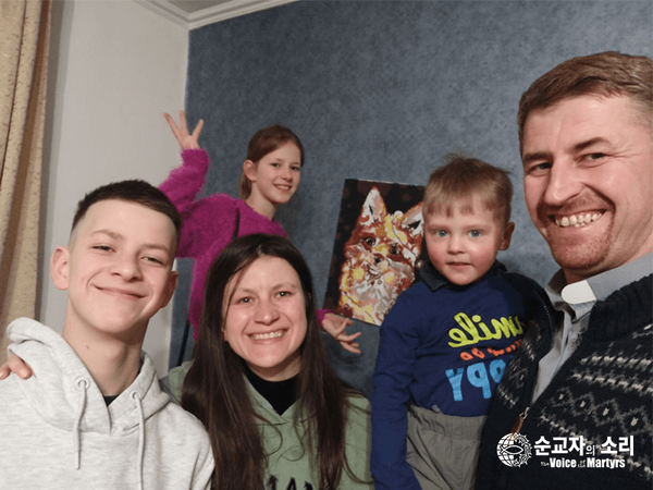 올레시아가 우크라이나에 있을 때 남편 조셉목사와 세 자녀와 함께 찍은 사진. /순교자의소리