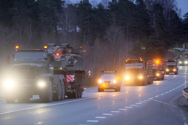 에스토니아로 향하는 영국군 장갑차 호송대. /EPA=연합