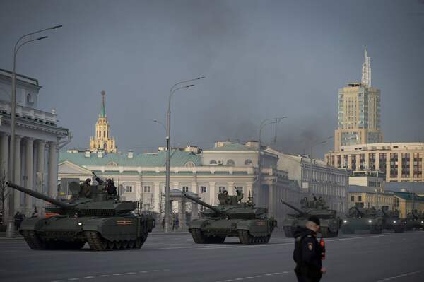 러시아군 탱크가 제77회 전승절 군사 퍼레이드 예행연습 차 지난달 28일(현지시간) 모스크바 붉은광장으로 가고 있다. 전승절이란 옛소련이 나치 독일로부터 항복을 받아낸 1945년 5월 9일을 기념하는 날이다. /AFP=연합