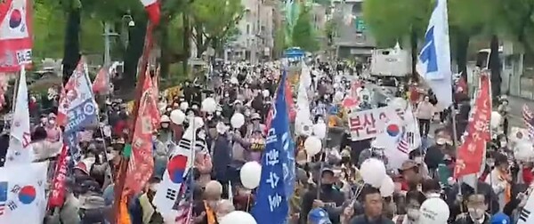 지난달 30일 국민대회 후 청와대로 행진 중인 시민들의 모습. 이날 경찰추산 3500여명이 참석했다.