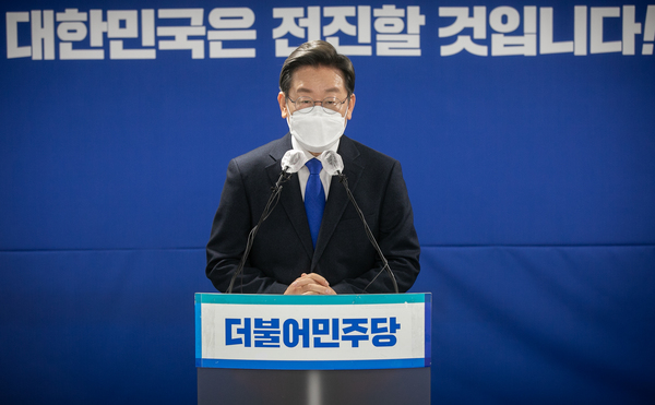 대선에서 패배한 더불어민주당 이재명 후보가 10일 오후 서울 여의도 중앙당사에서 열린 선대위 해단식에 참석해 인사말을 하고 있다. /연합