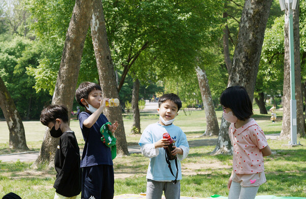 어린이날 100주년을 이틀 앞둔 3일 서울 어린이대공원을 찾은 유치원생들이 즐거운 시간을 보내고 있다. 어린이날은 1923년 방정환 선생과 색동회 주도로 5월1일로 제정되었으나, 1945년 광복 이후 5월5일을 어린이날 기념일로 지정하고 이후 법정공휴일로 제정되었다.
