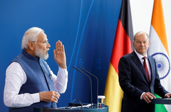 올라프 숄츠(오른쪽) 독일 총리가 2일(현지시간) 베를린 총리실에서 나렌드라 모디(왼쪽) 인도 총리와 공동기자회견을 하고 있다. 모디 총리는 이날 독일을 시작으로 덴마크, 프랑스 등 유럽 3개국 순방길에 올랐다. /로이터=연합
