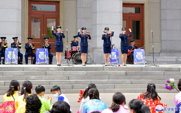 북한이 남측 근로자의 날에 해당하는 '5·1절'을 뜻깊게 맞이하고 각지에서 다채로운 공연무대가 진행됐다고 조선중앙통신이 2일 보도했다. /연합