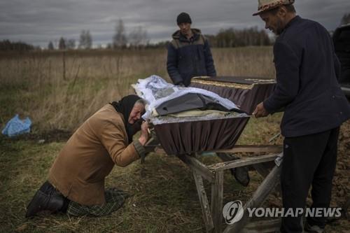 우크라이나 수도 키이우(키예프) 외곽의 한 공동묘지에서 지난달 16일(현지시간) 한 노인이 지난달 말 인근 부차 마을에서 러시아군에 살해된 아들의 관을 앞에 둔 채 오열하고 있다. /연합