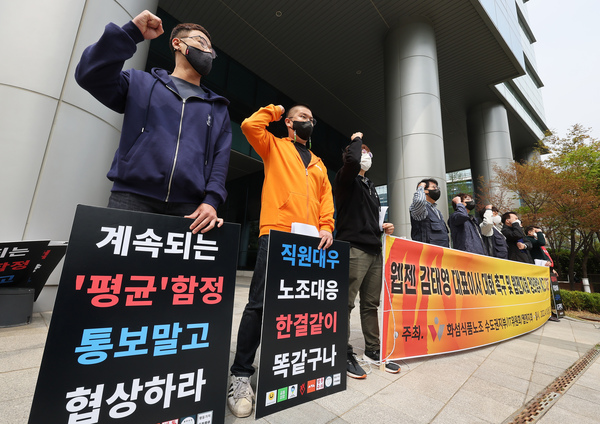 게임업계 최초로 파업을 결의한 웹젠 노조원들이 지난달 18일 경기도 성남시 웹젠 본사 앞에서 구호를 외치고 있다. /연합