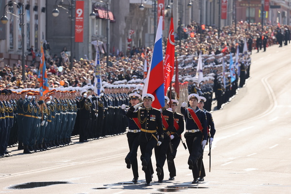 제77주년 2차 대전 종전기념일(러시아 ‘전승절’)인 9일(현지시간), 러시아 블라디보스토크에서 군 의장대가 퍼레이드를 이끌고 있다. 전승절은 옛소련이 나치독일로부터 항복을 받아낸 1945년 5월 9일을 기념한다. /타스=연합