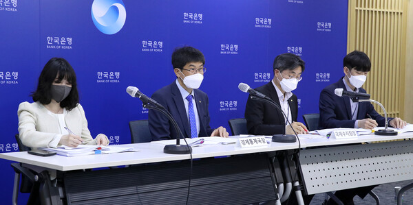 황상필 한국은행 경제통계국장(왼쪽 두 번째)이 10일 서울 중구 한국은행에서 2022년 3월 국제수지(잠정)에 관해 설명하고 있다. /연합