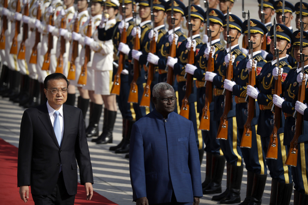 머내시 소가바레(오른쪽) 솔로몬제도 총리가 지난 2019년 10월 9일 중국 베이징을 방문해 환영식에서 리커창 중국 총리와 함께 의장대를 사열하고 있다. /AP=연합