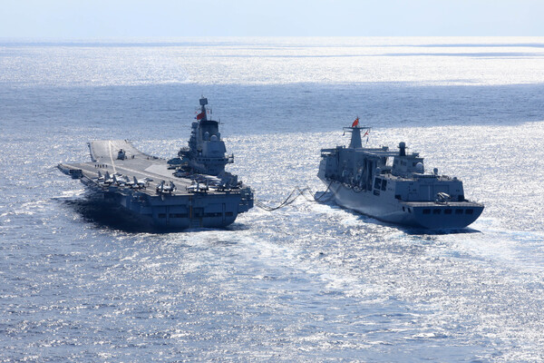 중국의 해군 항공모함 랴오닝호(왼쪽)가 지난해 말 공해에서 전투 훈련을 벌이던 도중 물자 보급을 받는 모습. /신화=연합